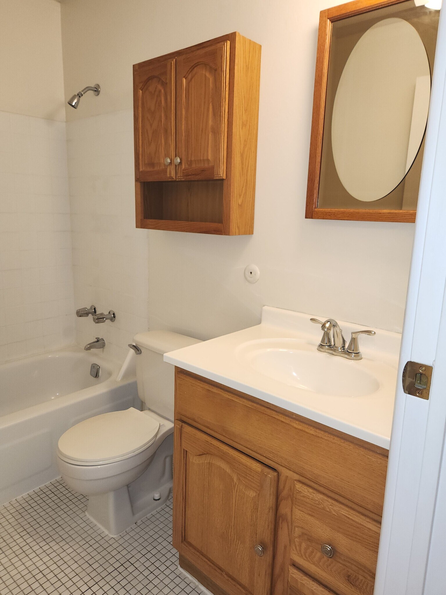 Bath - 179 Little Canada Rd E