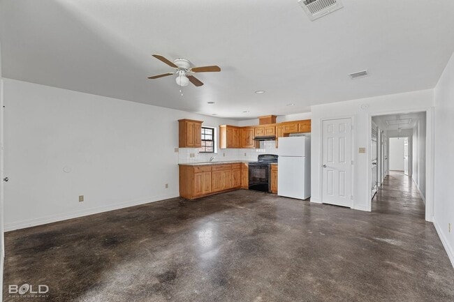 Building Photo - 1719 Lakeshore Dr