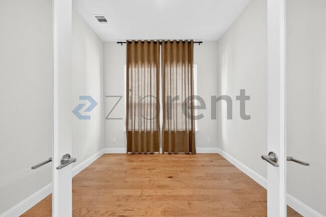 Building Photo - 4112 Dunlap Dr