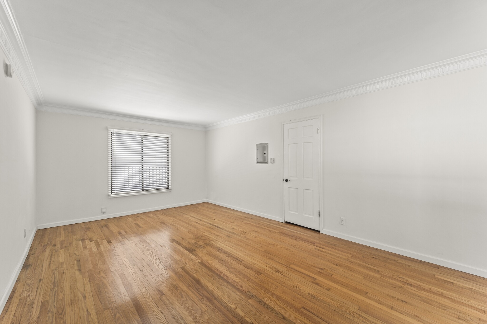 Building Photo - 1444 S Beverly Dr