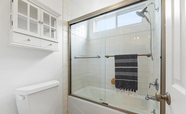 Building Photo - Spacious 1-bedroom  in the heart of Midtown Santa Monica.