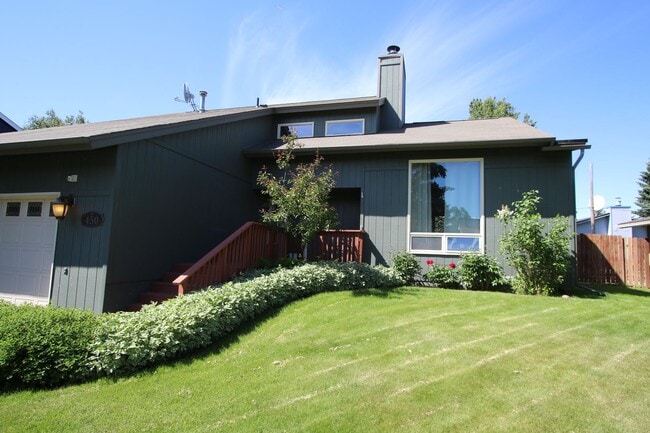 Building Photo - Lovely 3 Bedroom Home in Bayshore!