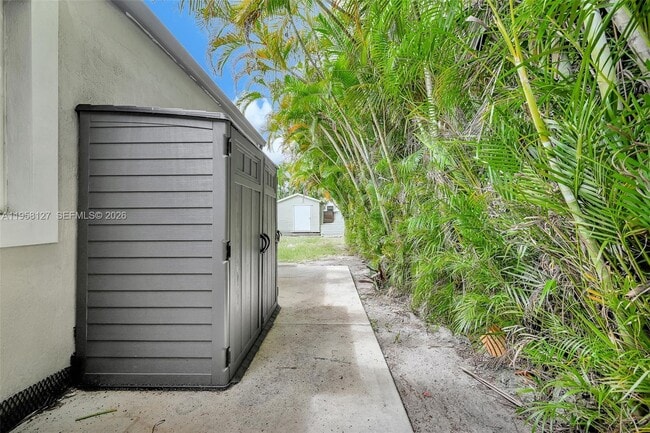 Building Photo - 295 De Leon Dr