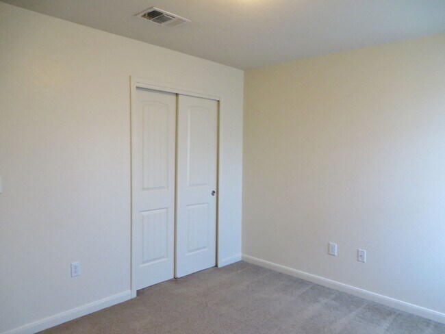 Building Photo - 3 Bedroom 2.5 Bathroom: Georgetown- Pinnacle Home