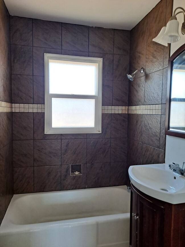 Building Photo - ALL PROSPECTIVE TENANTS MUST SUBMIT A $58 ...