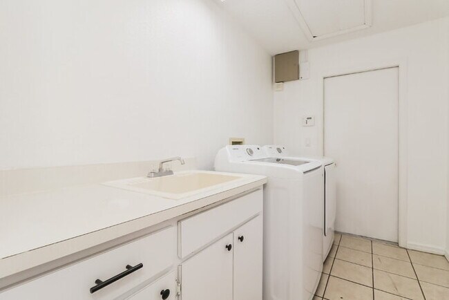 Building Photo - "Charming 3-Bed, 2-Bath Home in Hudson, FL...