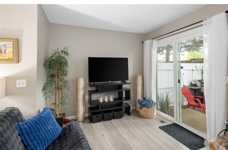 Main floor living - 10587 W Maplewood Dr