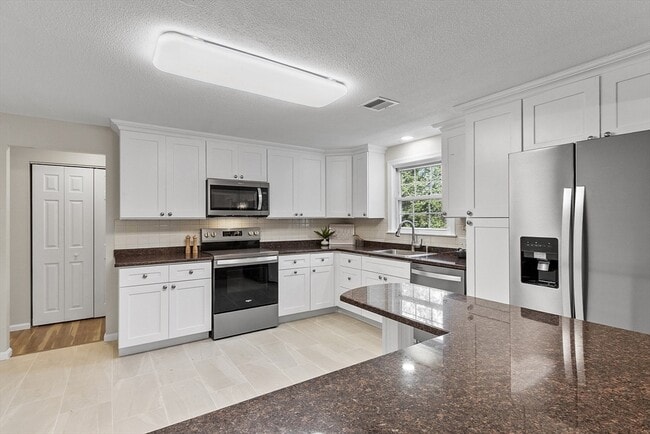 Building Photo - 1022 Pleasant St