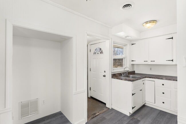 Building Photo - 368 Erskine Ave