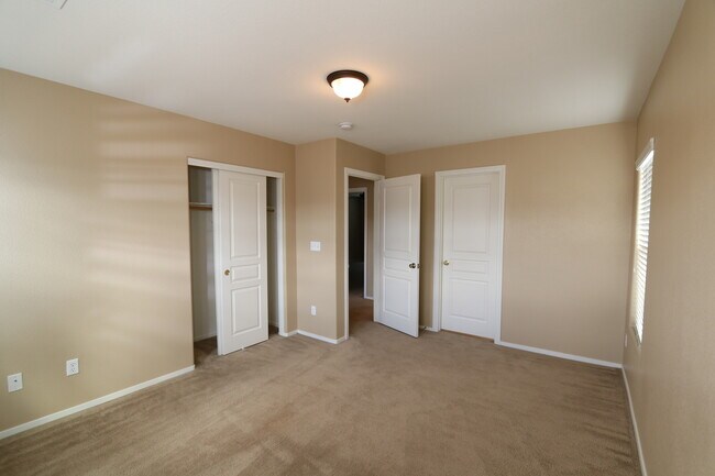 Building Photo - Beautiful Spacious 4 Bedroom Home!