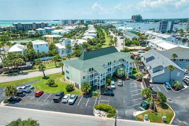 Building Photo - Walk to the Beach from this Ground Floor 1B/ 1B Long Term Rental on Holiday Isle in Destin