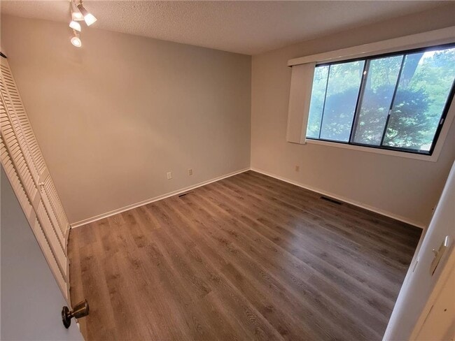 Building Photo - 14321 Fairway Dr