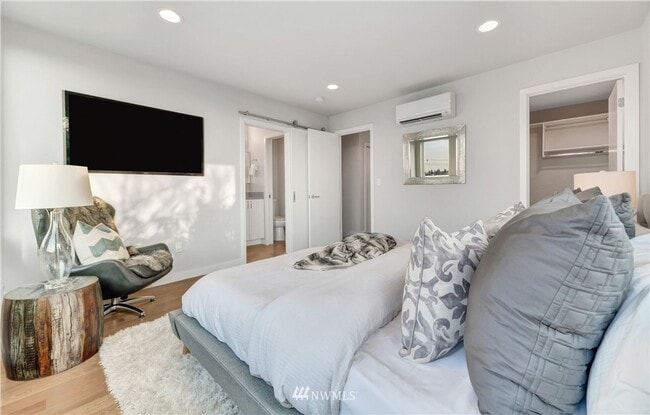 Building Photo - 2Bd/2Ba Seattle Townhouse