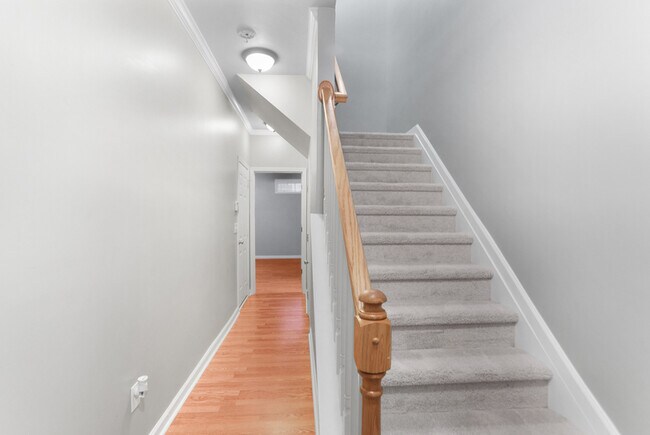 Building Photo - 1814 Dunrobin Dr SE