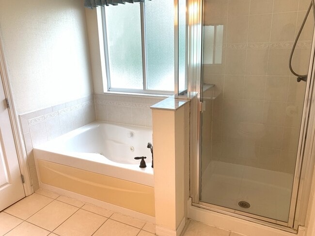 Building Photo - East Orlando spacious 3 bedrooms home with a large loft.