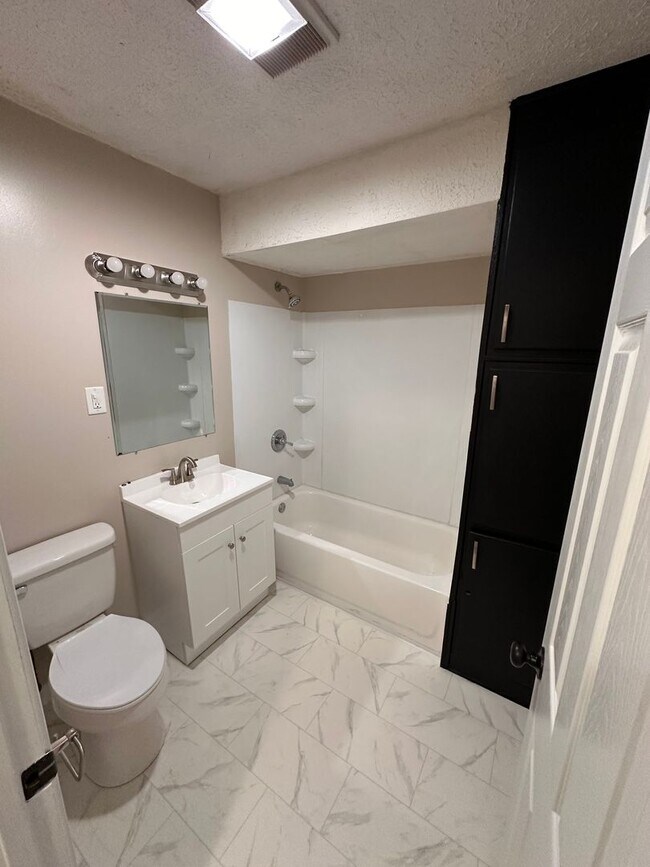 Building Photo - 4 bed 2 full bath home located in very desirable Irvington.