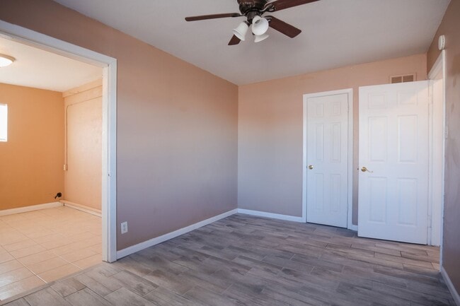 Building Photo - Cute 3 bedroom, 1 Bath Home on a large corner lot