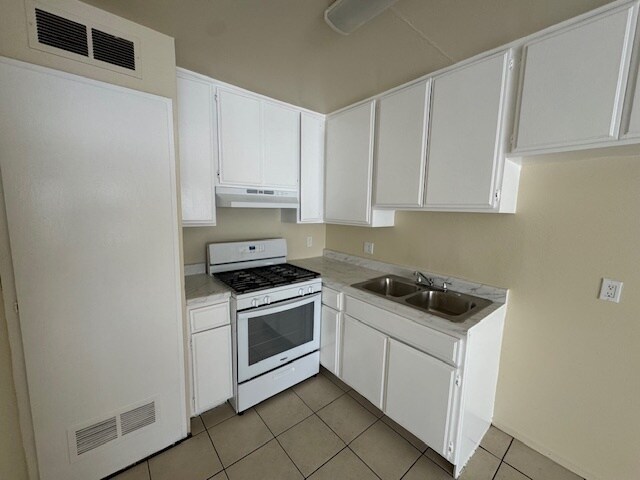 Building Photo - 13750 Vanowen St