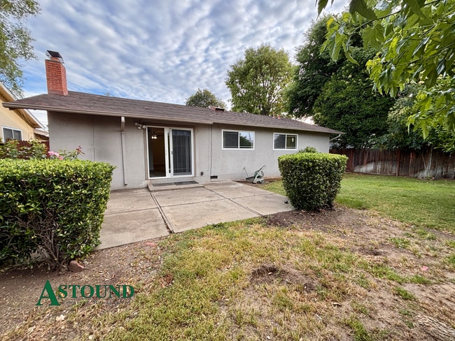 Building Photo - 2627 Prestwick Ave