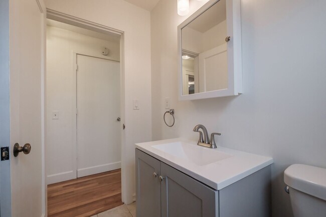 Building Photo - Charming 3-Bed 2 Bath Home with Spectacula...