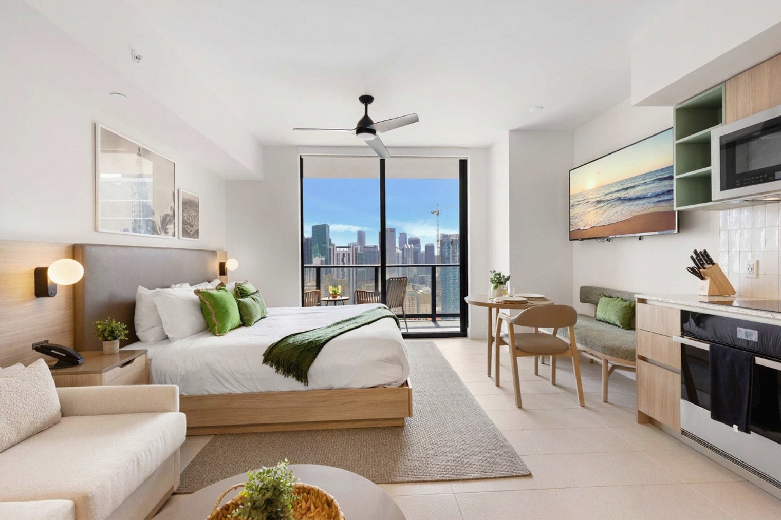 Building Photo - 601 NE 1st Ave