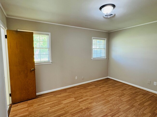 Building Photo - Cute & Cozy 3 Bedroom / 2 Bathroom in Mont...