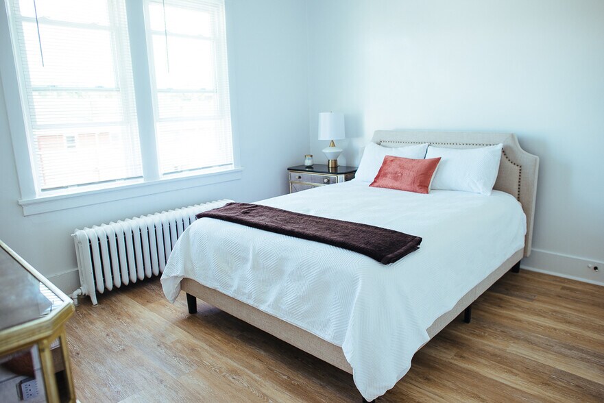 Furnished 1st bedroom - 1170 Jancey St