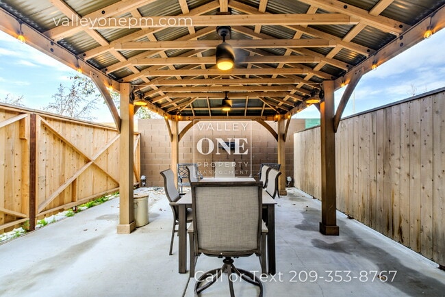 Building Photo - Luxury Private Furnished 2 Bed 2 Bath Suite With Private Courtyard - Utilities Included!