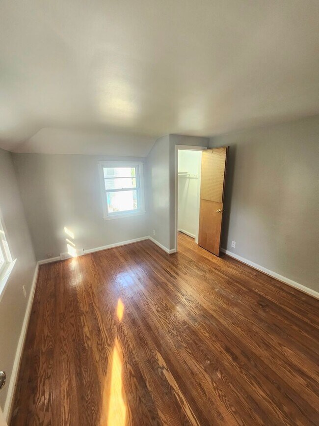 Building Photo - Spacious 4bd apt | Laundry hooks ups | Off street parking