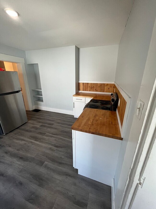 Building Photo - 816 Main St