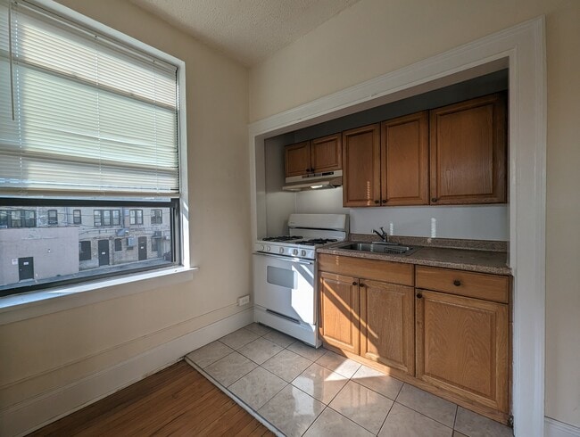 Building Photo - 2737 N Spaulding Ave