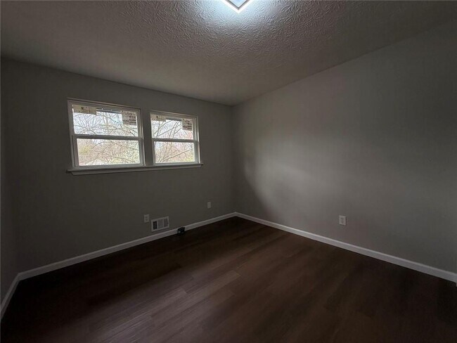 Building Photo - 1055 Pinecrest Dr
