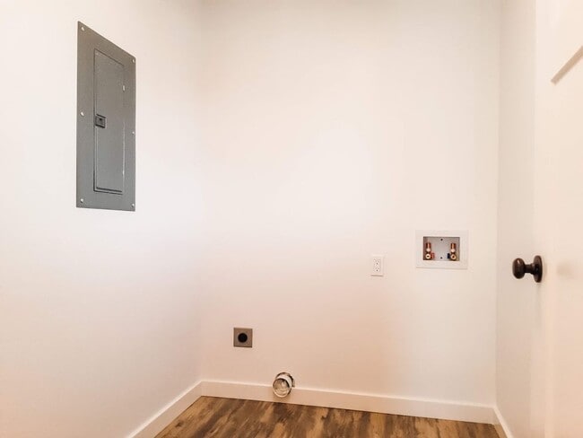 Building Photo - 2 BED/ 1.5 BATH TOWNHOME