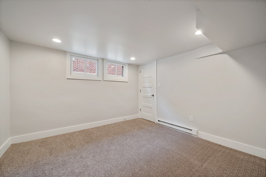 Master Bedroom - 4451 N Clay St