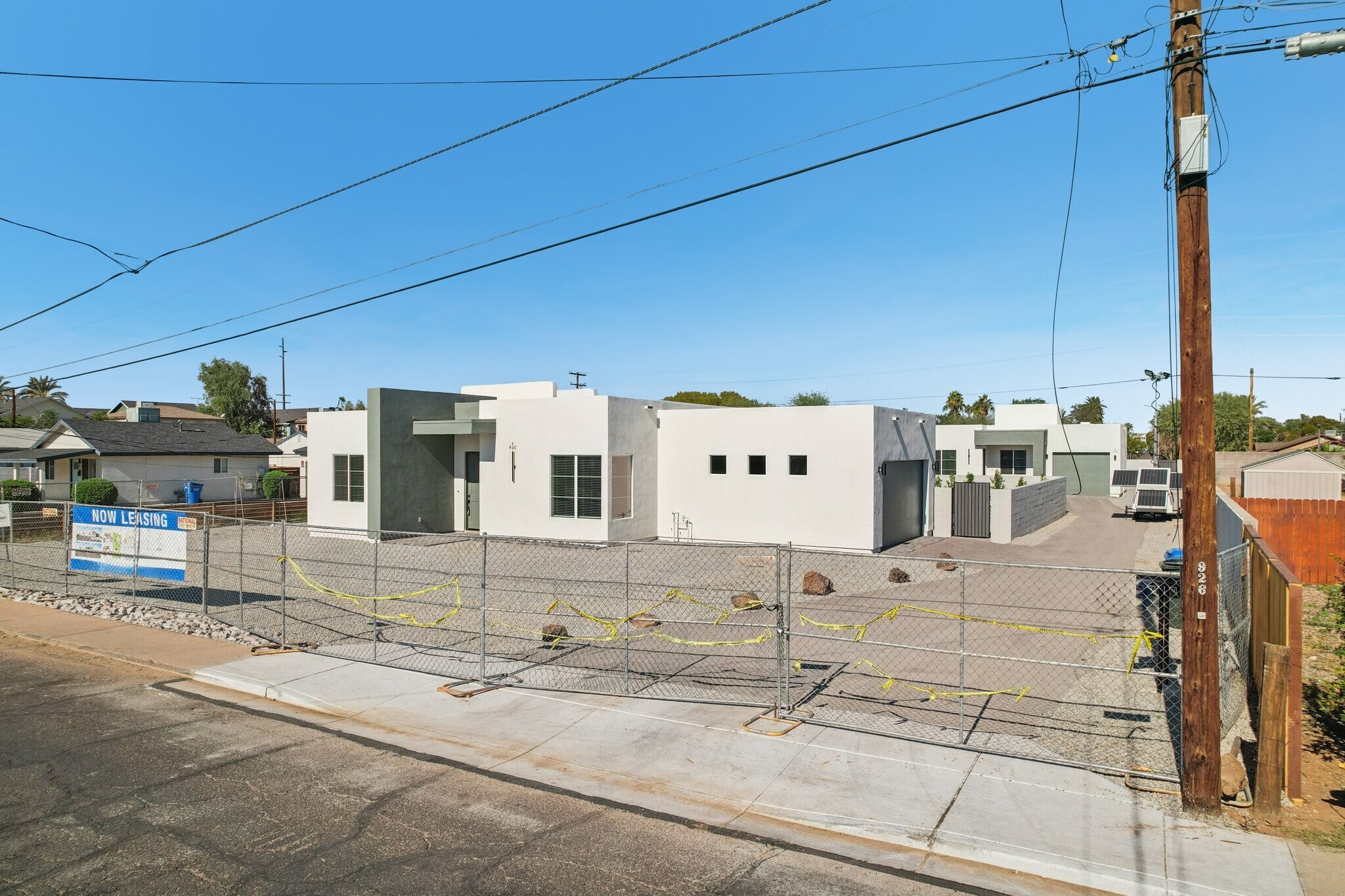 Building Photo - 910 E Roma Ave