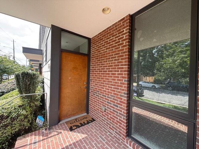 Building Photo - 528 S Person St