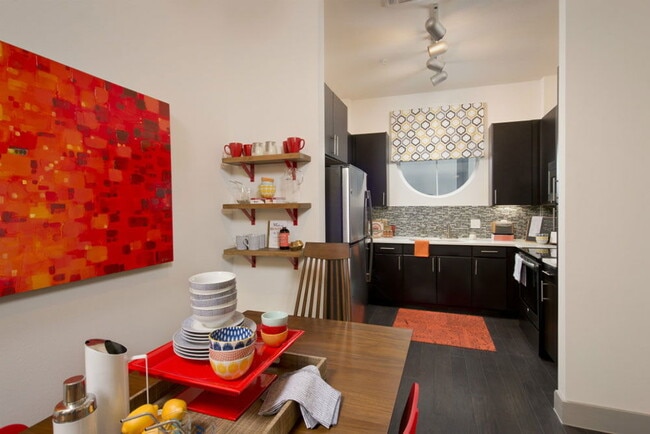 Building Photo - 2848 Woodside St