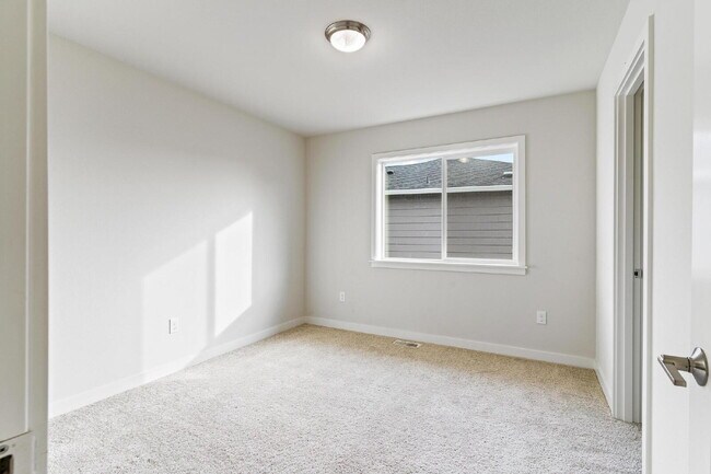 Building Photo - Bueaitful 4 bedroom home with 1 bed 1 bath MIL!