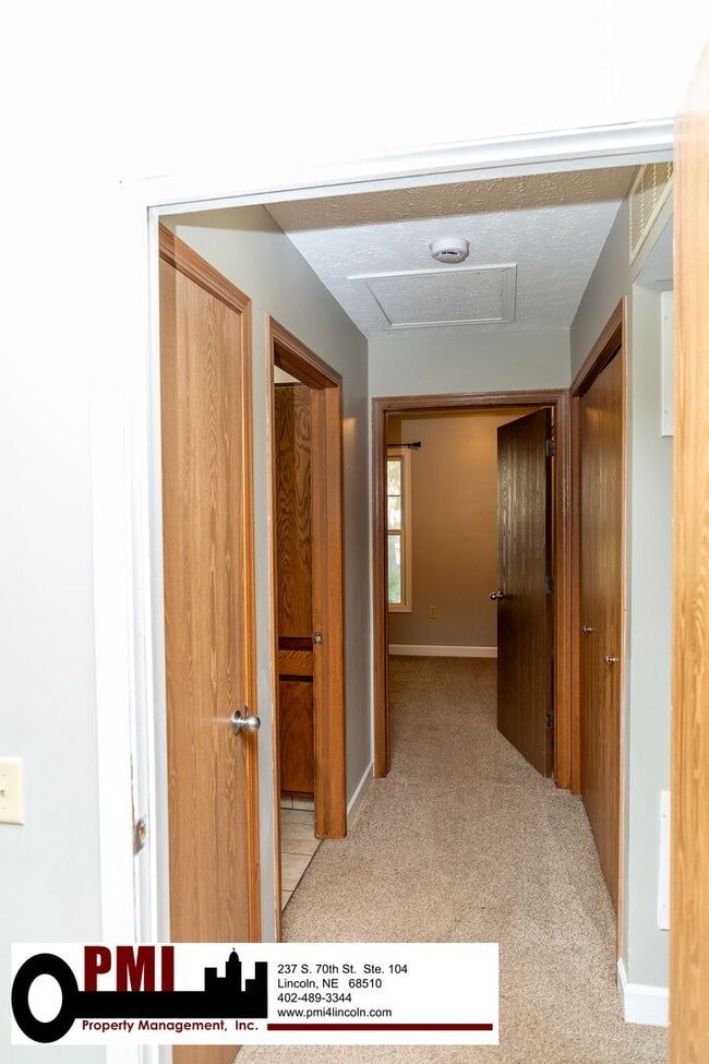 Building Photo - 2 Bedroom and 1 Bathroom Duplex Available ...