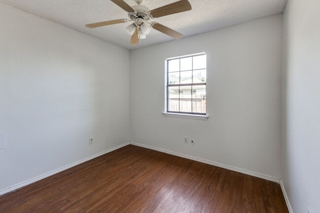Building Photo - 3 Bedroom 2 Bath Home with Massive Fenced ...