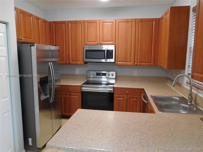 Building Photo - 646 NE 21st Ave