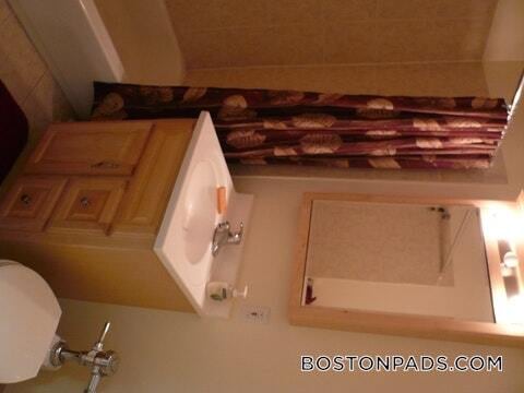 Building Photo - 879 Beacon St