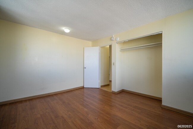Building Photo - $2400 / 2 BD, 1 BA, 1 parking Condo in Hon...