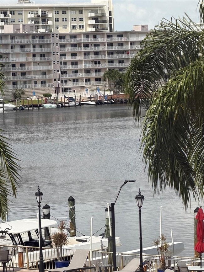 Building Photo - 100 Golden Isles Dr