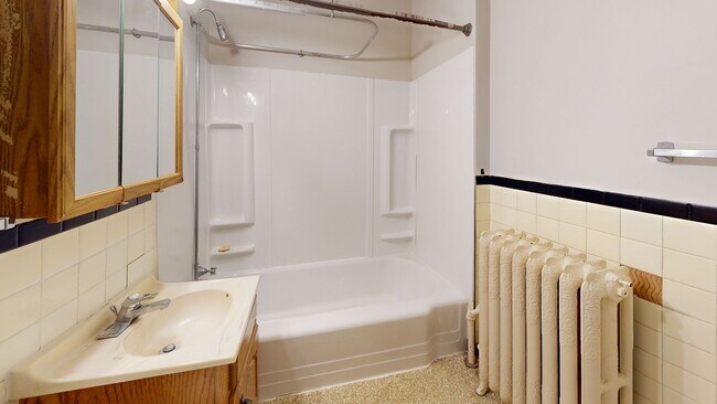 Building Photo - 629 6th St SE