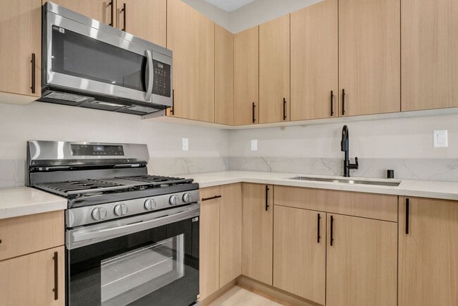 Building Photo - Newly remodeled 2 bed 1 bath with washer &...