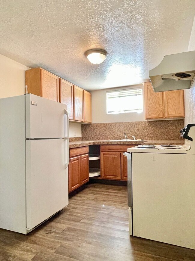 Building Photo - 2035 Van Buren Ave