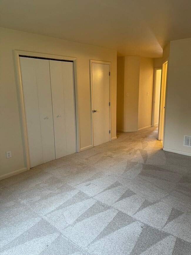 Building Photo - 105 Foxfire Dr