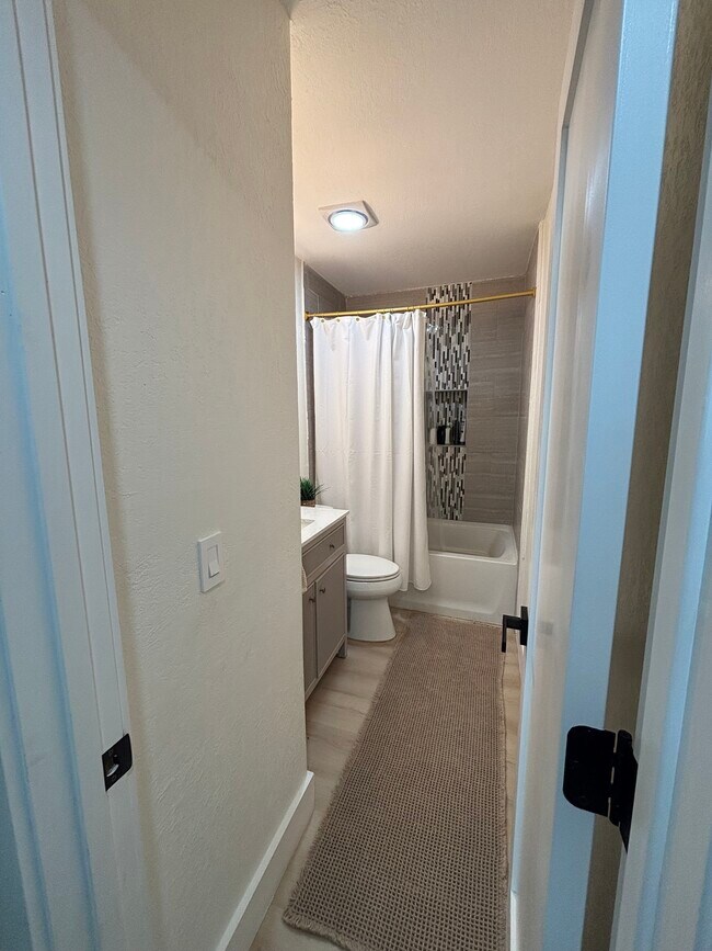 Building Photo - 8003 Somerset Ln