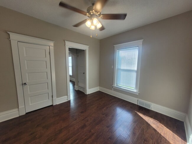 Building Photo - 6 Bedroom Home with large yard, washer/dry...